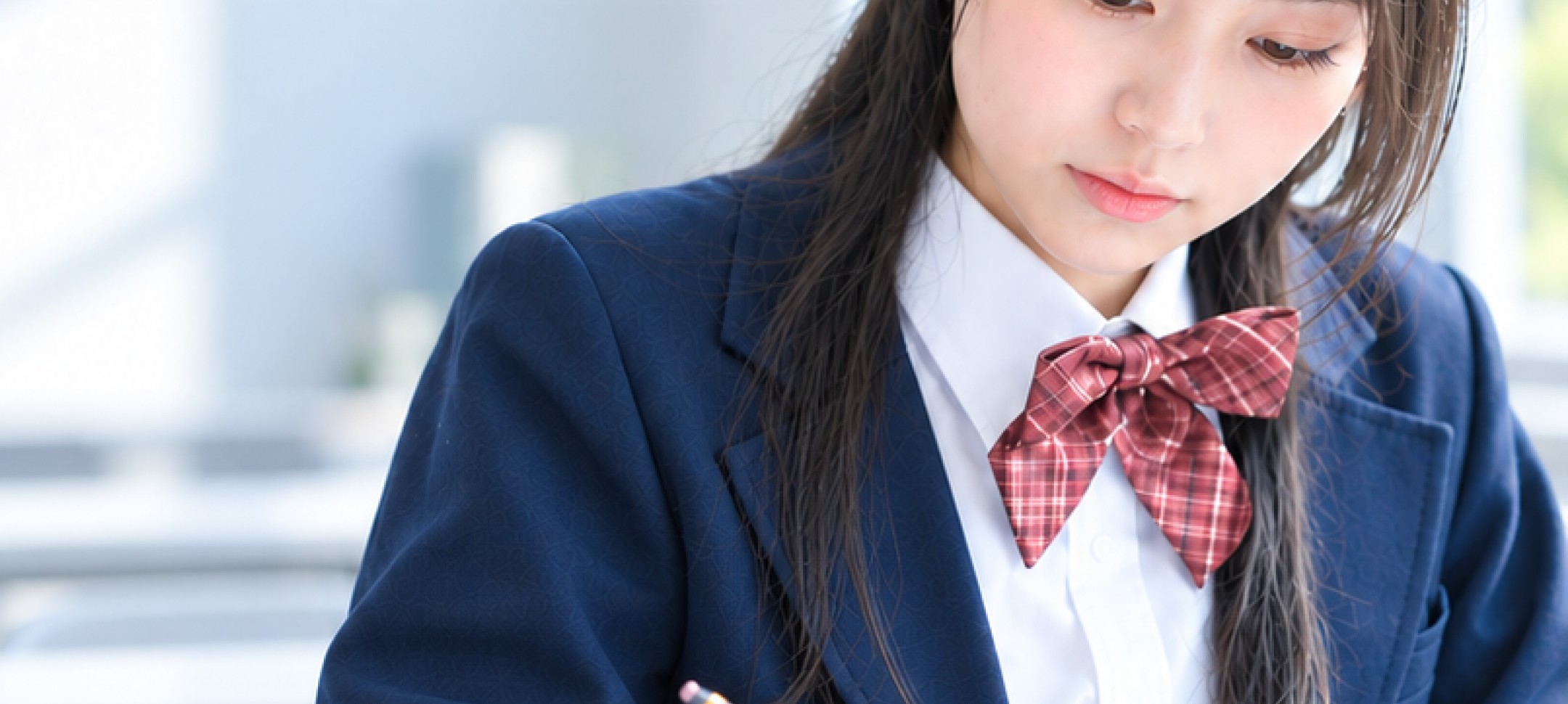 Z会の通信教育で机に向かい学ぶ学生のイメージ